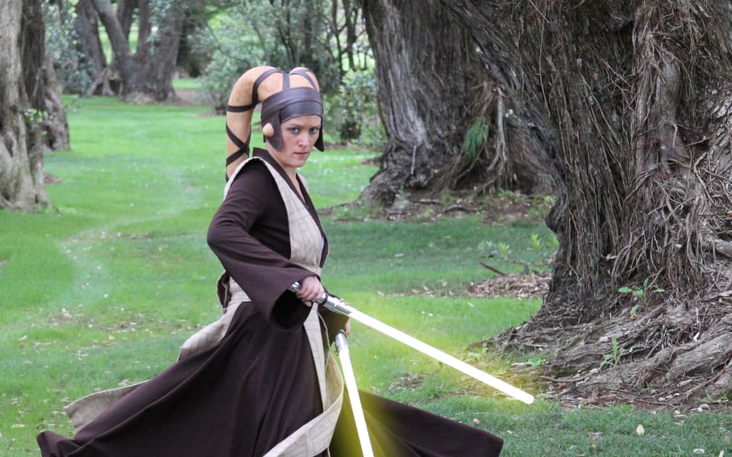 Kristy in costume as a twi'lek jedi knight.