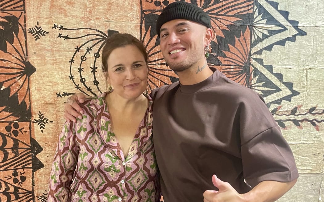 Stan Walker i Charlotte Ryan w RNZ, luty 2024 r