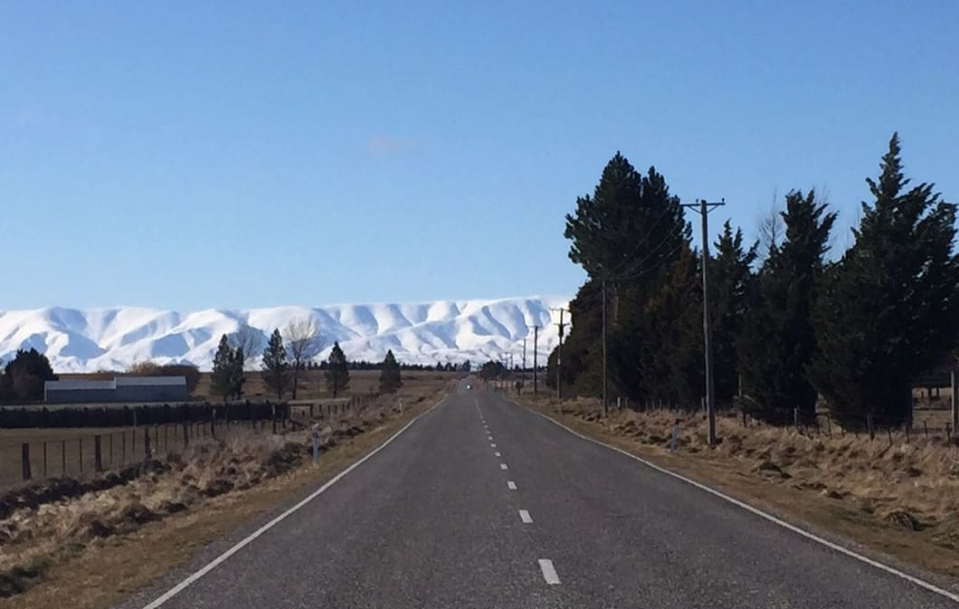 A section of road in the Ida Valley between Ranfurly and Alexandra.