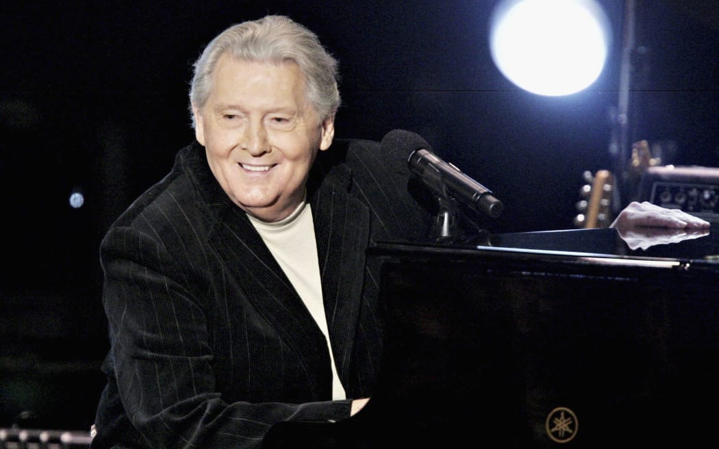 (FILES) In this file photo taken on October 25, 2005 musician Jerry Lee Lewis performs on stage during the "I Walk The Line: A Night For Johnny Cash" musical tribute at the Pantages Theatre in Los Angeles, California. - Lewis died on October 28, 2022 at the age of 87, his agent said. (Photo by Kevin Winter / GETTY IMAGES NORTH AMERICA / AFP)