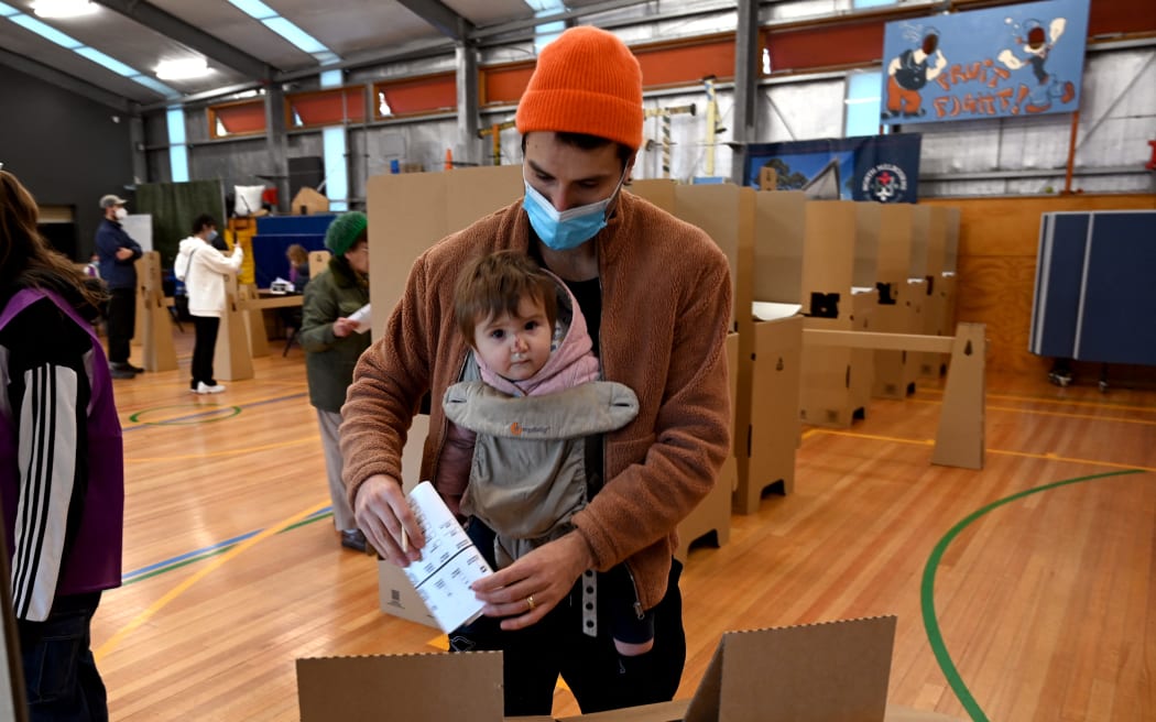 A man casts his vote in Melbourne on May 21, 2022 as polling centres open in Australia's federal election. - Polls opened in Australia's federal election May 21, 2022 , with Prime Minister Scott Morrison fighting for another three-year term that would extend a decade of conservative rule. (Photo by William WEST / AFP)