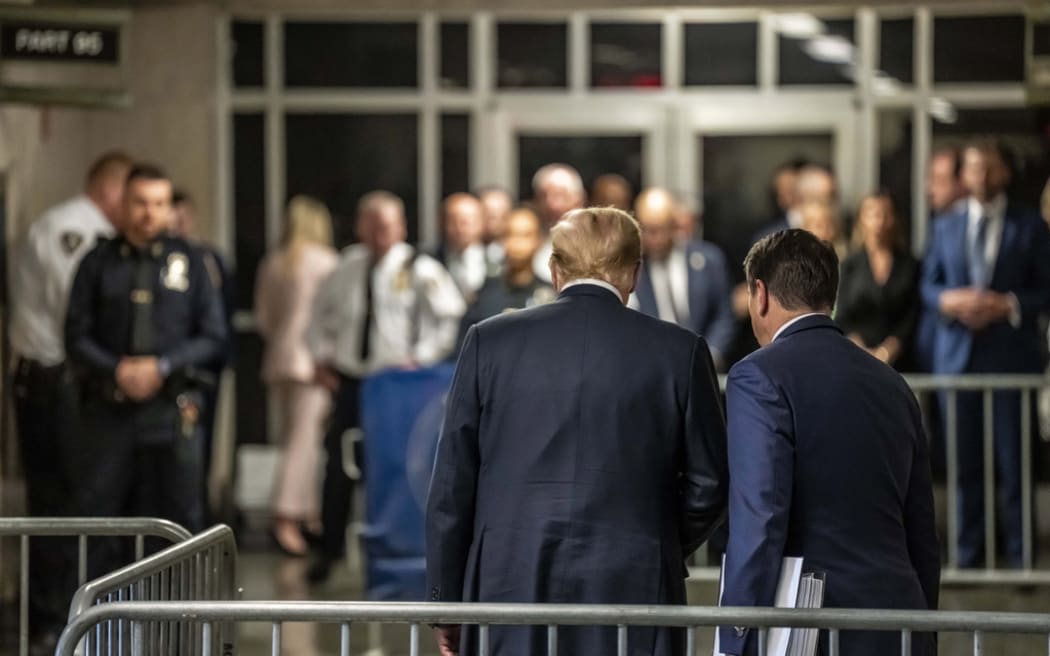 El expresidente Donald Trump se prepara para salir de la sala del tribunal con el abogado Todd Blanche después de hablar con los medios tras la conclusión de su juicio silencioso en Nueva York, el jueves 30 de mayo de 2024. (Mark Peterson/New York Magazine vía AP, Pool)