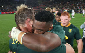 Siya Kolisi embraced by Duane Vermeulen.