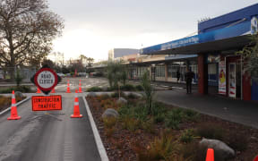 Maraenui street with road closed for construction sign.