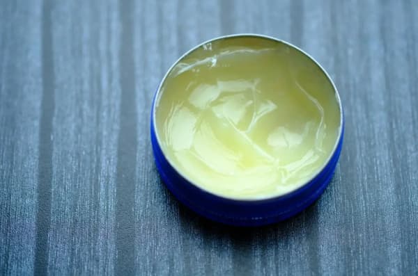 Sydny dermatologist Mei-Heng Tan recommends petroleum jelly as an effective moisturiser for dry, cracked skin.