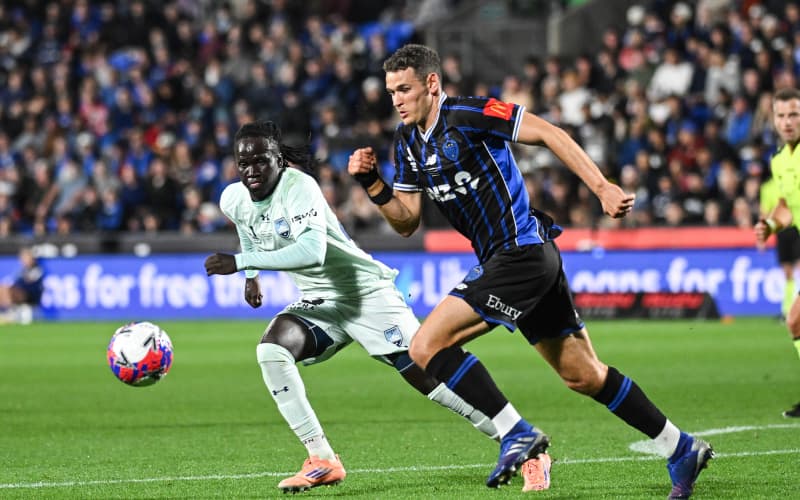 Akol Akon of Sydney FC and Louis Verstraete of Auckland FC.