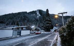 South Island residents are waking up to a white blanket of snow as a cold blast works its way up the country.