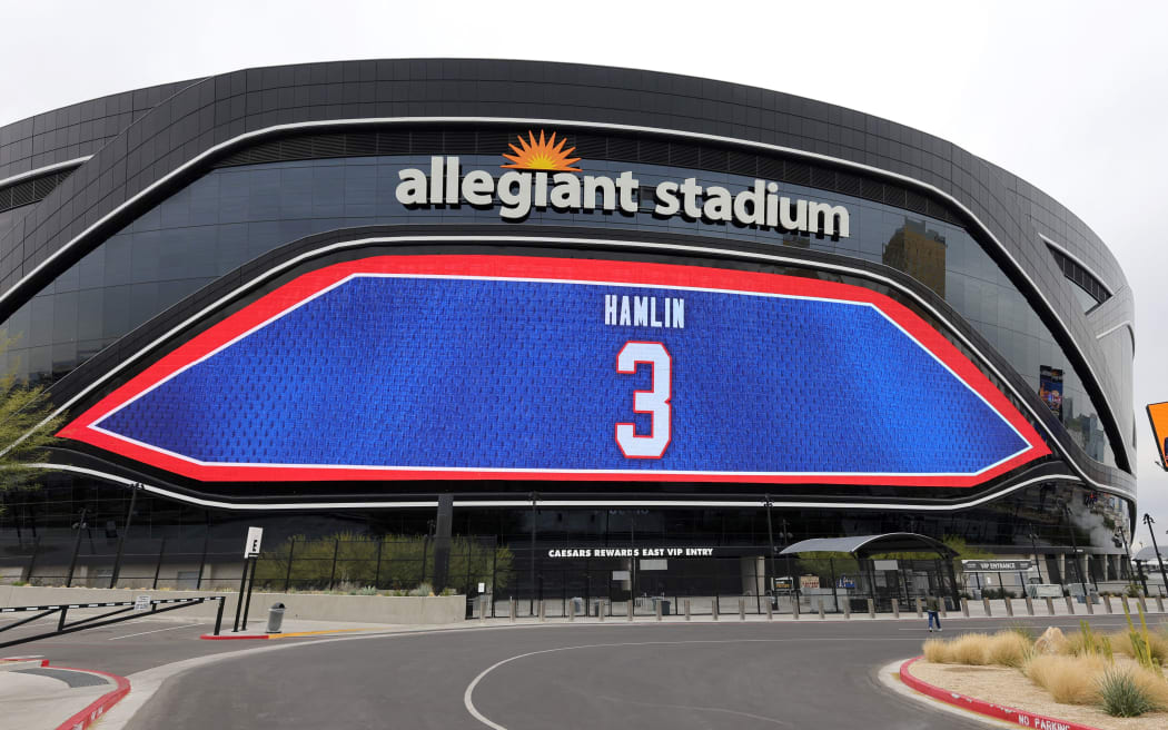 Uma placa de vídeo no Allegiant Stadium, casa dos Las Vegas Raiders, mostra mensagens de apoio ao jogador do Buffalo Bills, Damar Hamlin.