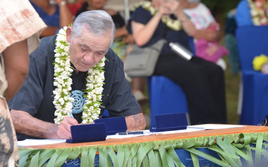 Māori King, Te Arikinui Tūheitia Paki signs He Whakaputanga Moana in Rarotonga.