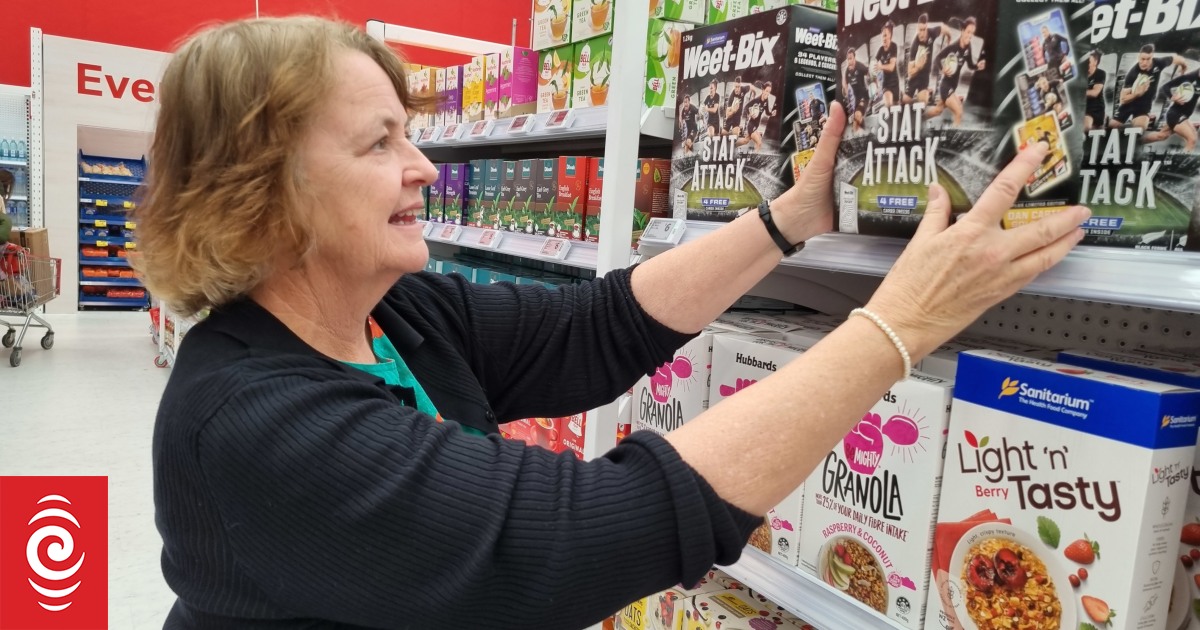 Kupujący tłoczą się na półkach magazynów, aby zaopatrzyć się w naprawę Weet-Bix