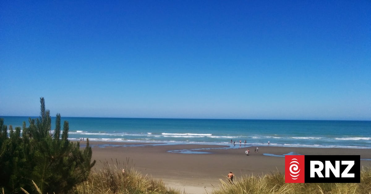 Search on for two people reported missing around Waikuku Beach, Canterbury