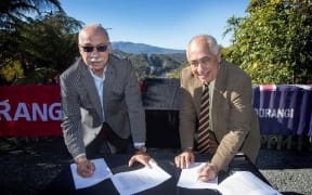 Tūhourangi Tribal Authority chairman Alan Skipwith and Te Mana o Ngāti Rangitihi Trust chairman Leith Comer sign the Deed of Undertaking at Waimangu Volcanic Valley.