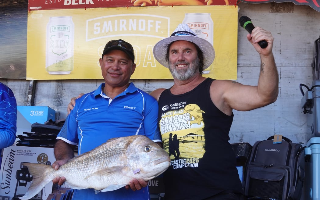 Snapper Bonanza co-organiser John Stewart with Kaitāia’s Skarn Hokai and Wednesday’s biggest fish, weighing in at 6.62kg.