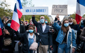 Thousands of people gathered this Sunday in Paris to pay tribute to Samuel to Samuel Paty, the professor beheaded in a terrorist attack on Friday.
