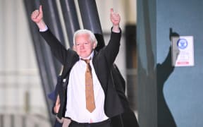 WikiLeaks founder Julian Assange gives thumbs up after arriving at Canberra Airport in Canberra on June 26, 2024, after he pleaded guilty at a US court in Saipan to a single count of conspiracy to obtain and disseminate US national defence information. WikiLeaks founder Julian Assange returned home to Australia to start life as a free man June 26 after admitting he revealed US defence secrets in a deal that unlocked the door to his London prison cell. (Photo by WILLIAM WEST / AFP)