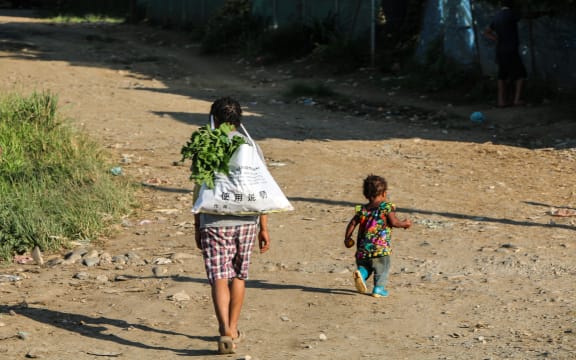 PNG Children on Highlands Highway