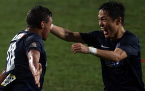 Auckland's Ryan De Vries sinks the hearts of the Amiacle fans.