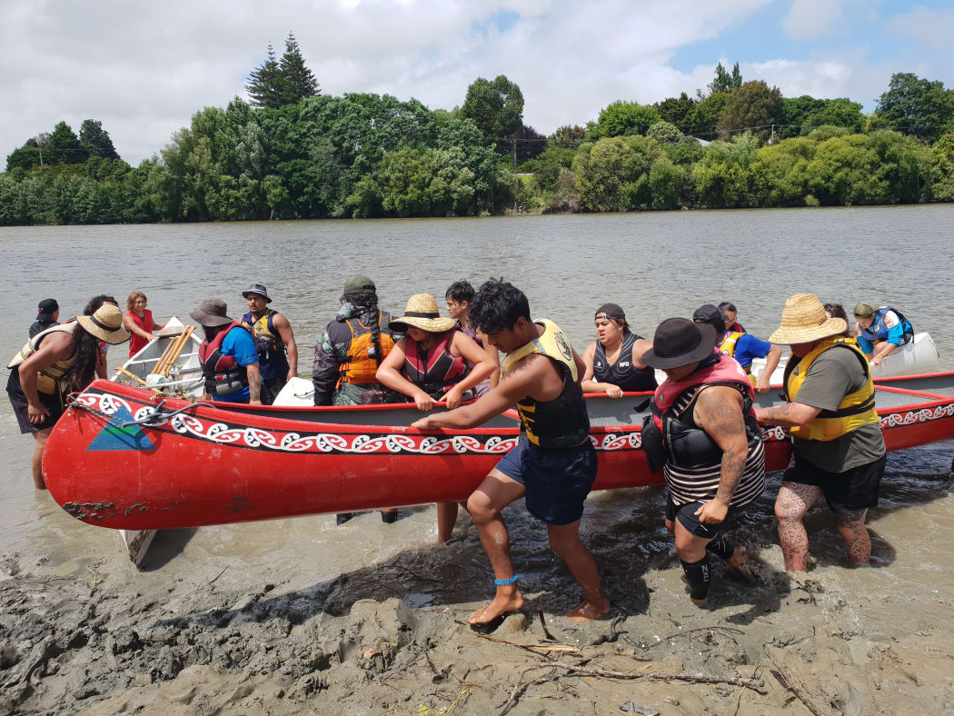 Waka being pulled up to Te Ao Hou Marae, as part of the Annual Tira Hoe Waka Whanganui River pilgrimage, January 2019.