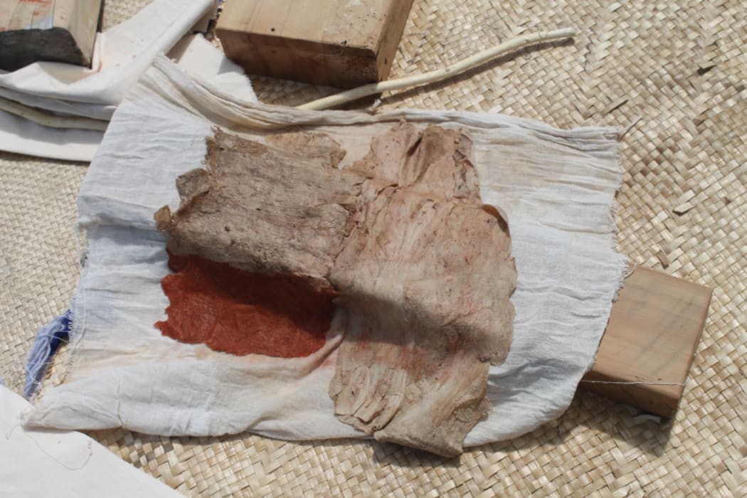 An image of the wet aute, placed on a wooden anvil prior to beating.