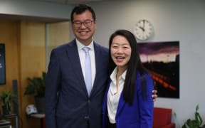 本届国会的两位华人议员张隽浩 （Carlos Cheung）和陆楠（Nancy Lu）。