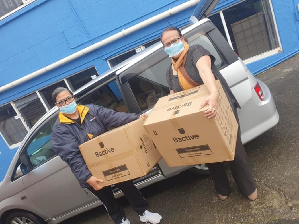 Siaola volunteers delivering face masks