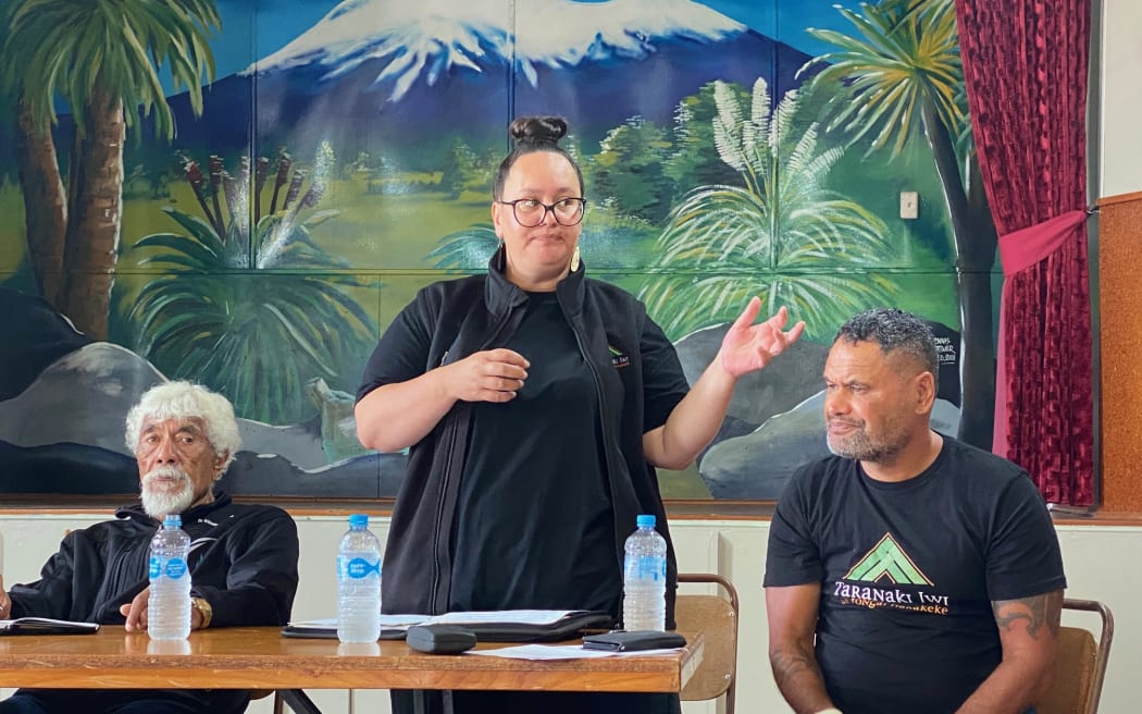 Kaumātua Mahara Okeroa, Te Kāhui o Taranaki chairperson Jacqui King and chief executive Wharehoka Wano