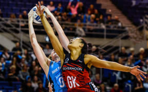 Tactix keeper Temalisi Fakahokotau and Steel shooter Jennifer O'Connell battle for possession.