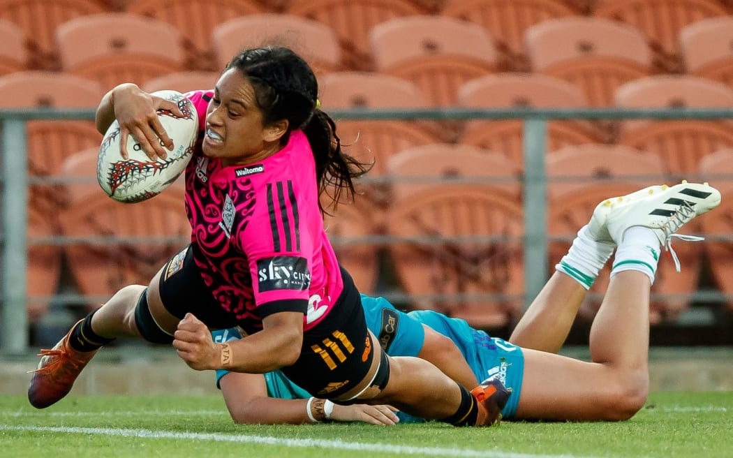 Kennedy Simon of Chiefs Manawa scores a try during Super Rugby Aupiki - Chiefs Manawa V Matatū at FMG Stadium in Hamilton, New Zealand on Thursday March 10, 2022. Copyright photo: Aaron Gillions / www.photosport.nz