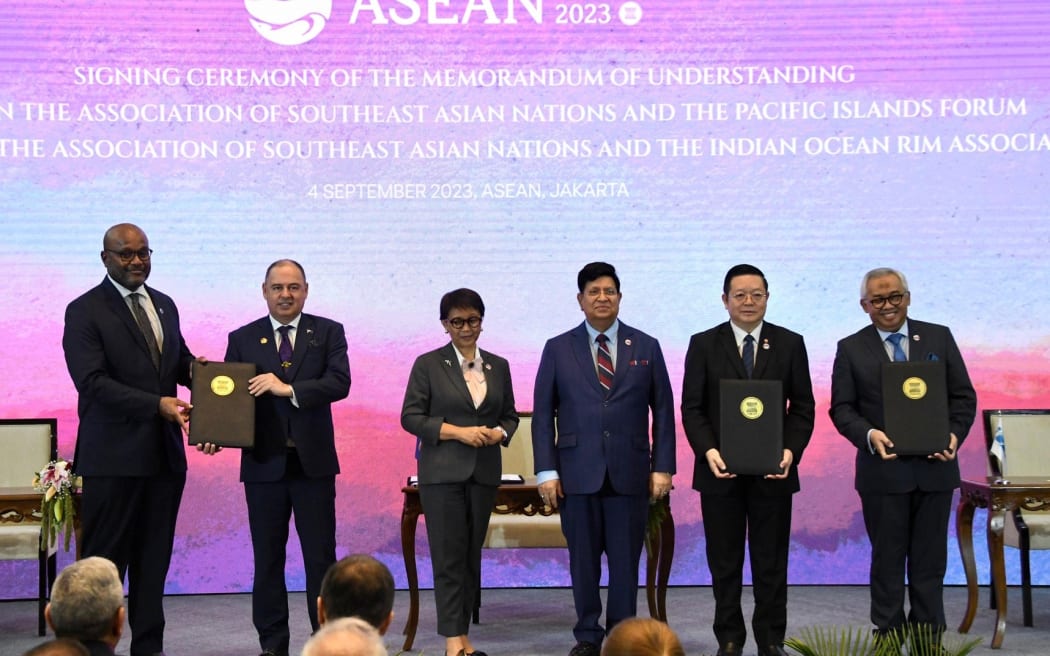 The Secretary-General of ASEAN Dr Kao Kim Hourn and the Deputy Secretary General of the Pacific Islands Forum (PIF) Esala Nayasi signed a Memorandum of Understanding (MoU) between ASEAN and the PIF at the ASEAN Secretariat this afternoon. The MoU paves the way for potential cooperation between ASEAN and PIF in areas of common interest