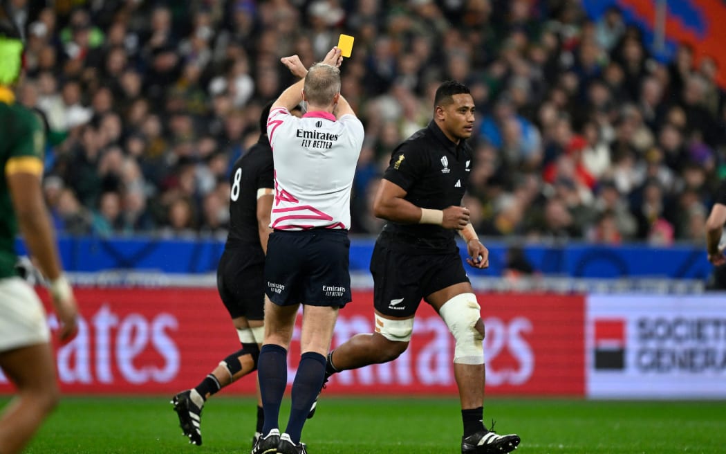 Shannon Frizell is shown a yellow card by Wayne Barnes during the 2023 Rugby World Cup final between the All Blacks v South Africa at Stade de France.