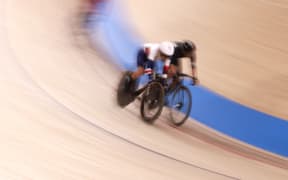 Britain's Laura Kenny (L) and New Zealand's Holly Edmondston compete in the women's track cycling omnium tempo race during the Tokyo 2020 Olympic Games at Izu Velodrome in Izu, Japan, on August 8, 2021.