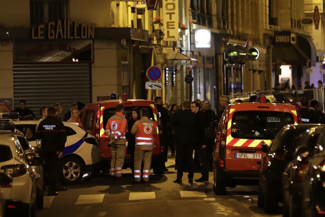 Paris' Mayor Anne Hidalgo (C) talks to emergency service members in a street in Paris centre after one person was killed and several injured by a man armed with a knife, who was shot dead by police in Paris on May 12, 2018.