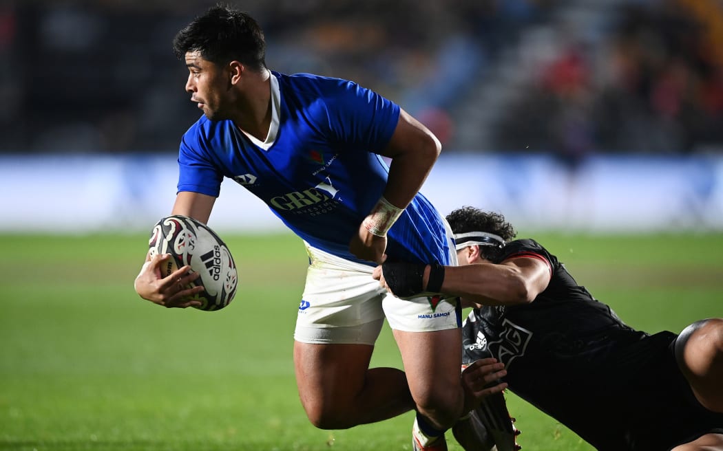 Manu Samoa centre Stacey Ili looks to offload.