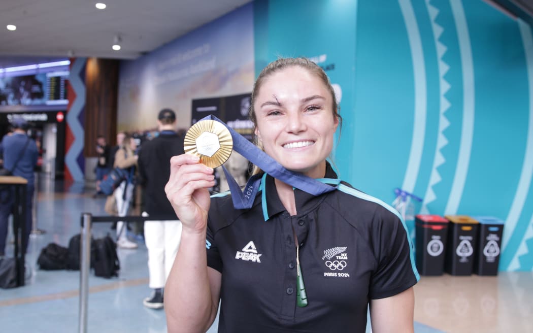 Michaela Blyde with her gold medal