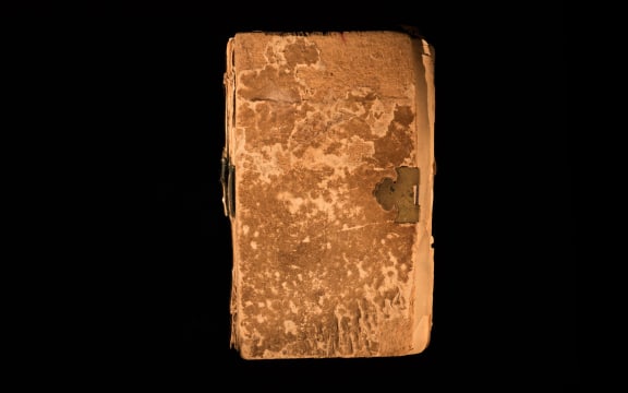 'Te Taniwha: The Manuscript of Ārikirangi'. Ngā kupu whakamahuki nā Richard Niania, photographs by Joyce Campbell.