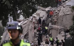 Rescue workers evacuate an injured person from a collapsed building following an earthquake in Caracas on June 24, 2026. A magnitude 7.1 earthquake struck Venezuela on Wednesday, the United States Geological Survey (USGS) reported, triggering panic in Caracas, according to AFP journalists. The tremor, which was followed by several aftershocks, was also felt in Colombia. (Photo by Manaure Quintero / AFP)