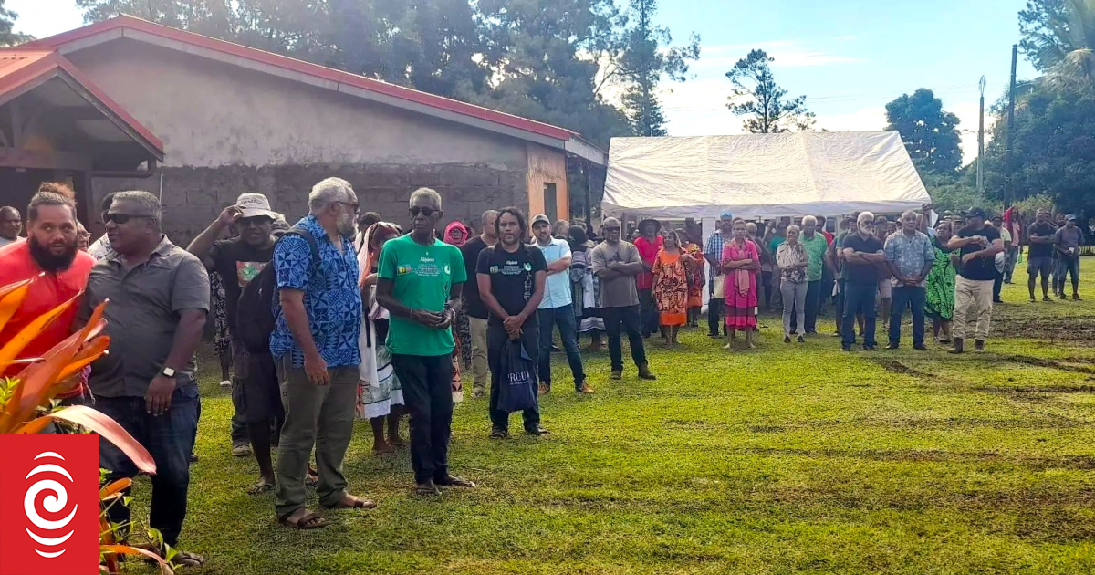 French Minister Valls wants all parties to 'take their responsibilities' ahead of third trip to New Caledonia