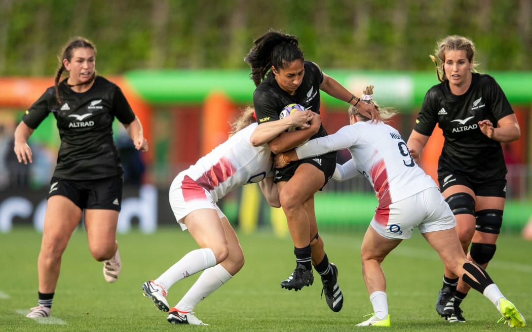 Mererangi Paul of the New Zealand Black Ferns (black 11) attempts to slide through the English defence. Georgia Ponsonby of the New Zealand Black Ferns (black 2) and Chelsea Bremner of the New Zealand Black Ferns (black 5) (right) are in support. New Zealand Black Ferns v England Red Roses, WXV 1 women’s rugby union match at Go Media Stadium, Mt Smart, Auckland, New Zealand on Saturday 4 November 2023. Photo credit: Alex Leech / www.photosport.nz