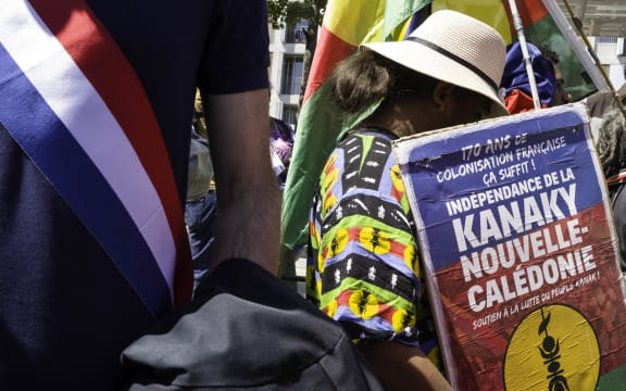 France, Paris, 2025-05-10. A woman carries a placard with the text ‘170 years of French colonisation is enough. Independence for New Caledonia and support for the Kanak people’. In memory of the 19 Kanaks killed in Ouvea by the French colonial state and the Kanak children and activists murdered in Noumea during the uprising on 13 May, a united march was organised. Photograph by Eric Broncard/Hans Lucas
France, Paris, 2025-05-10. Une femme porte une pancarte avec le texte «170 ans de colonisation Francaise ca suffit. Independance Nouvelle-Caledonie Soutient du peuple Kanak». En memoire des 19 Kanaks tues a Ouvea par l’Etat colonial francais et des enfants et militants kanaks assassines a Noumea lors de la revolte du 13 mai, une marche unitaire est organisee. Photographie par Eric Broncard/Hans Lucas (Photo by Eric Broncard / Hans Lucas / Hans Lucas via AFP)