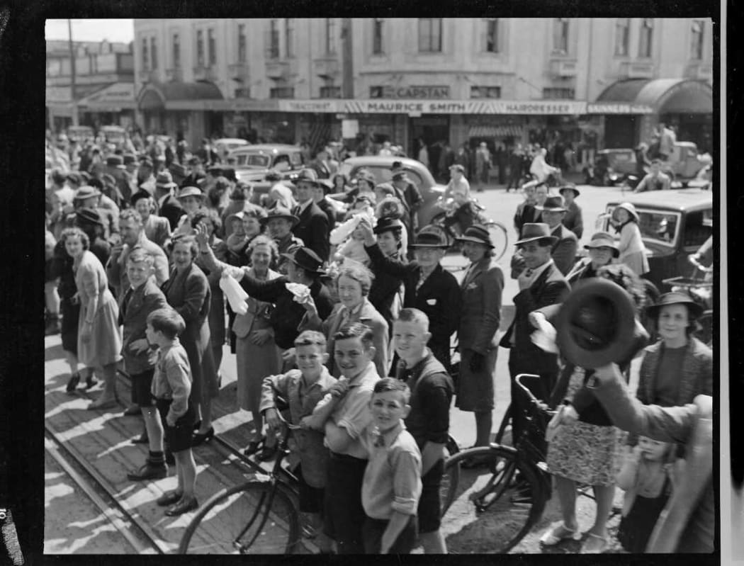 Crowd greeting Polish refugees on their train journey to Pahiatua from Wellington