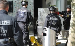 03 May 2023, Saarland, Saarlouis: Police officers secure evidence during a raid. With a large-scale operation in several German states, the police took action against members of the Italian Mafia 'Ndrangheta on Wednesday. More than 1,000 officers were deployed throughout Germany, including special forces. Photo: Beckerbredel/BeckerBredel/dpa (Photo by Beckerbredel / BeckerBredel / dpa Picture-Alliance via AFP)