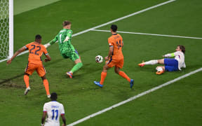 21 June 2024, Saxony, Leipzig: Soccer: European Championship, UEFA Euro 2024, Netherlands - France, preliminary round, Group D, match day 2, Leipzig Stadion, France's Antoine Griezmann (r) fails to beat goalkeeper Bart Verbruggen of the Netherlands. Photo: Robert Michael/dpa (Photo by ROBERT MICHAEL / DPA / dpa Picture-Alliance via AFP)