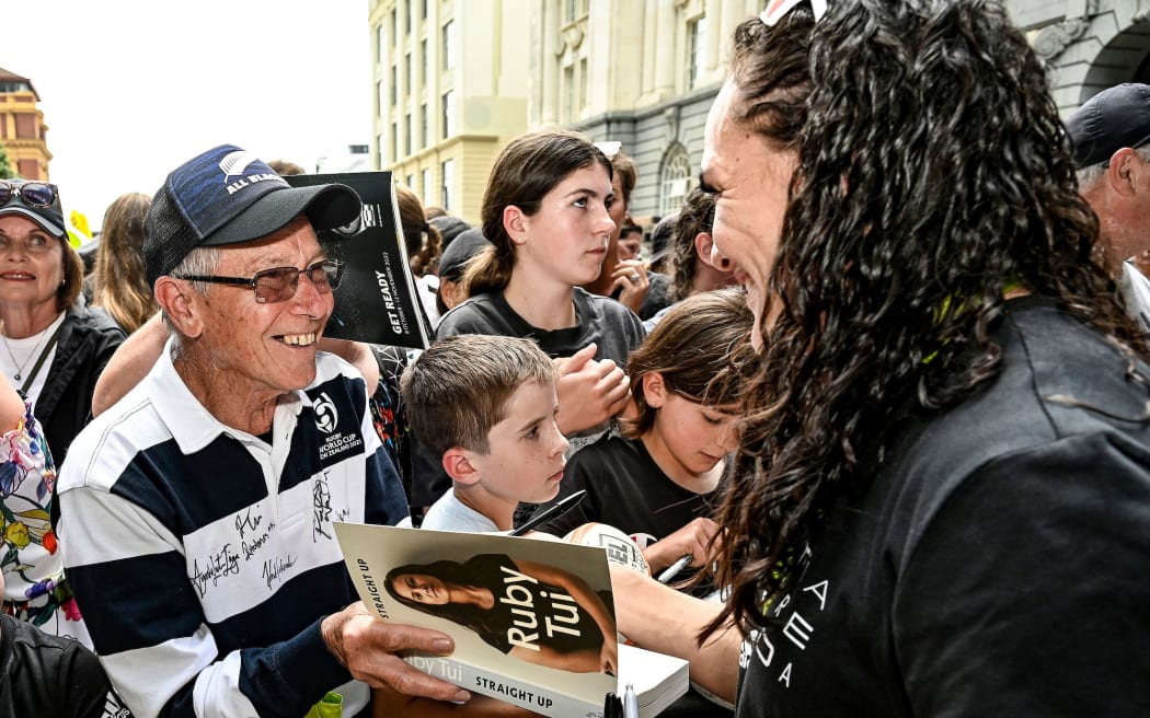 Portia Woodman of New Zealand signs autographs for fans and supporters.
New Zealand Black Ferns Thank You Aotearoa - Celebrate #LikeaBlackFern event at Te Komititanga Square, Auckland, New Zealand on Sunday 13 November 2022. Mandatory credit: Alan Lee / www.photosport.nz