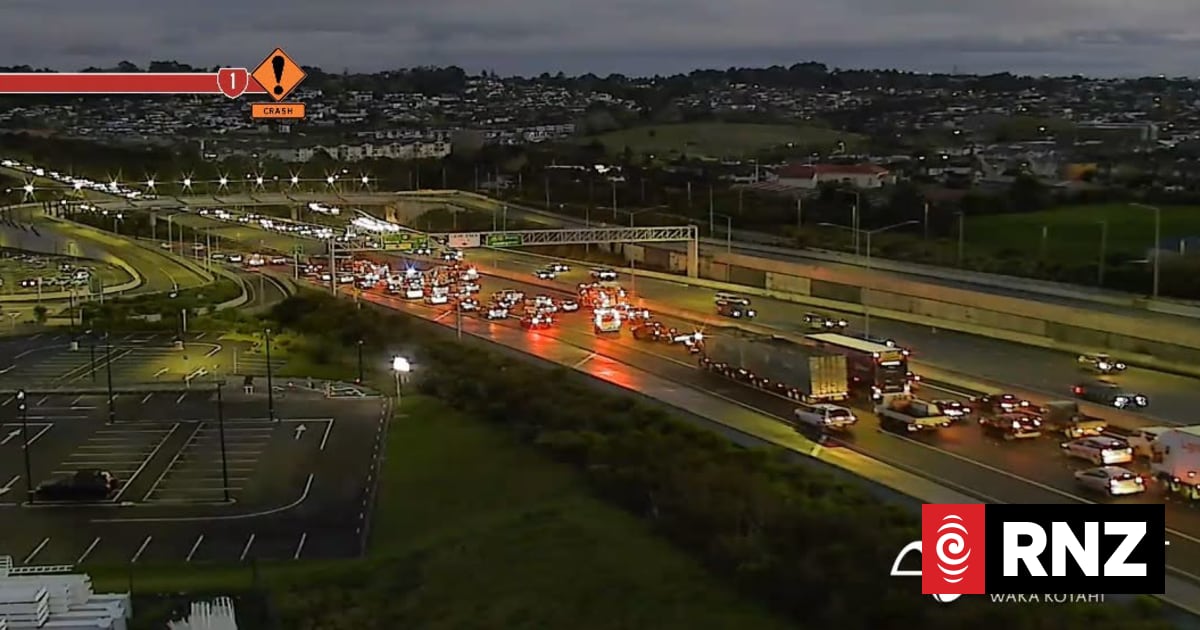 Crash between truck and bus blocks SH1 in Auckland ahead of morning commute