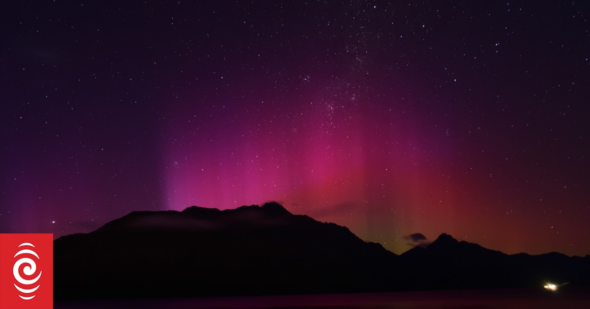 La brillante aurora ilumina a los fotógrafos del sur