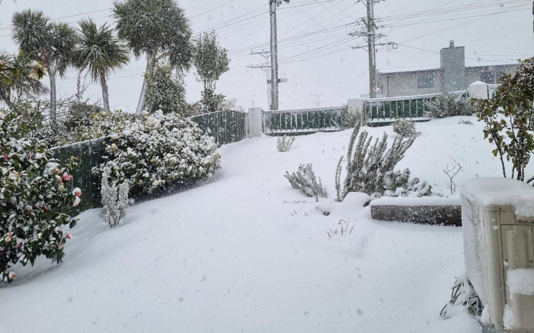 A thick layer of snow has fallen in the hill suburbs of Dunedin with more snow showers this morning.
