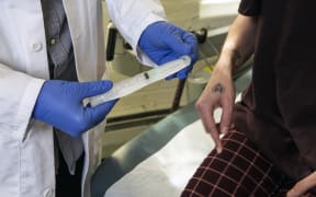 A doctor showing a patient a syringe used to inject testosterone.
Guidelines for use: https://genderspectrum.vice.com/guidelines