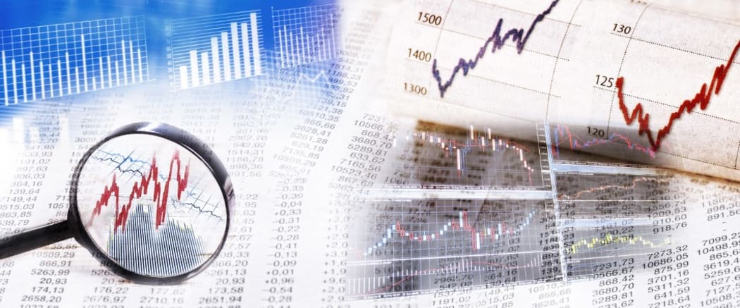 Stock prices as graph and table with magnifying glass and monitor in panorama format | usage worldwide (Photo by Klaus Ohlenschläger / Picture Alliance / dpa Picture-Alliance via AFP)