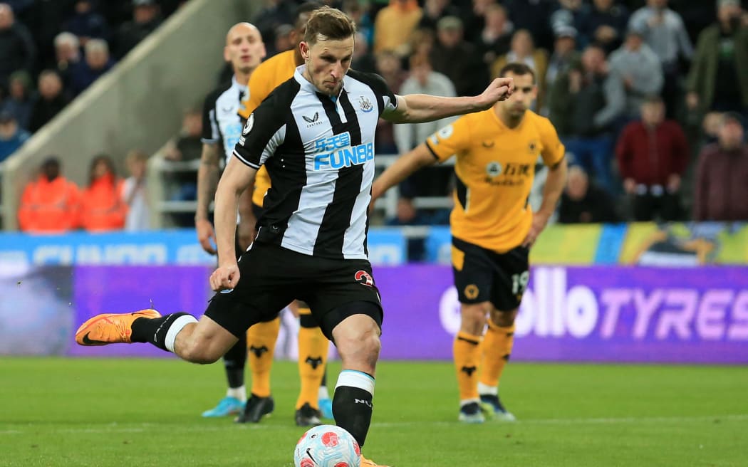 Newcastle United's New Zealand striker Chris Wood scores from the penalty spot against Wolverhampton Wanderers, 2022.