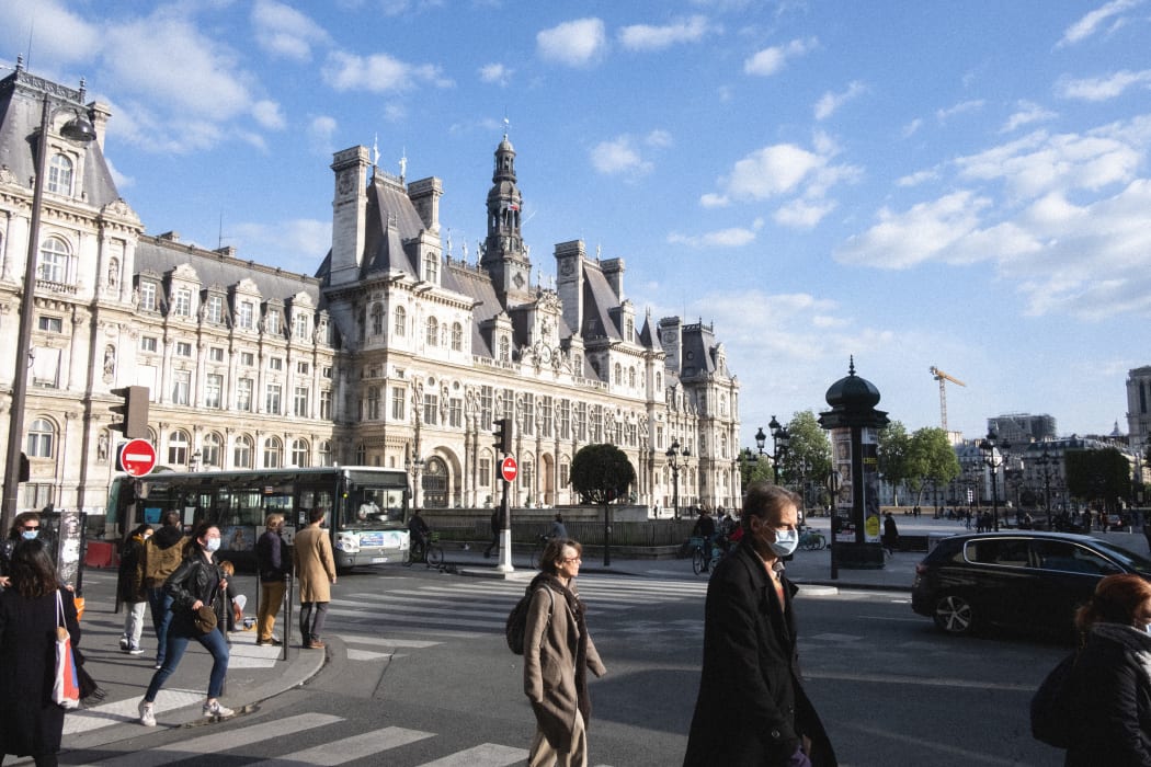 Monday, May 11, 2020, the first day of the deconfinement in Paris. In front of the BHV store, rue de Rivoli, the activity resumed. The crowd is back on its feet.